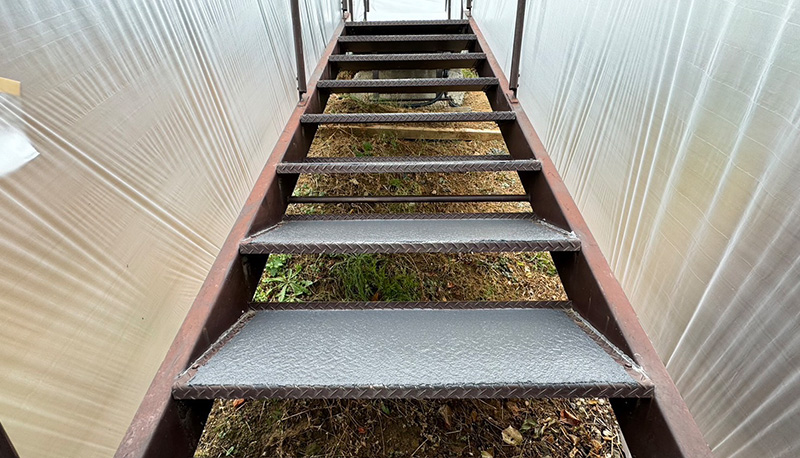 【施工後】屋外縞鋼板階段(カパラグリップ・いぶし)