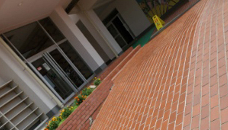 【施工中・施工後】小学校スロープ（クリアグリップ赤）